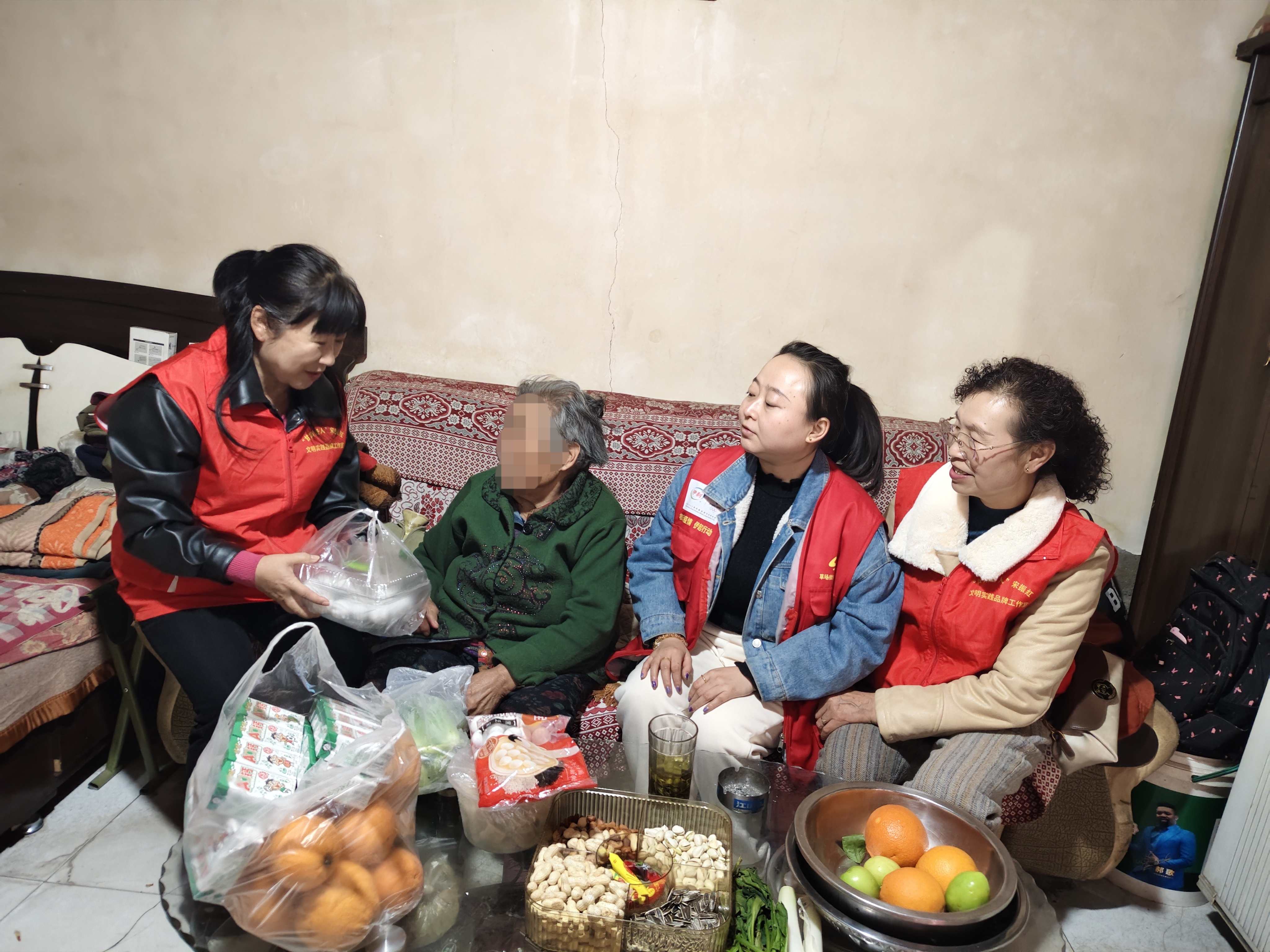 志愿者看望、陪伴独居老人（受访者供图）