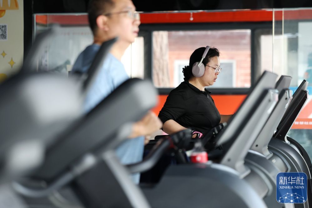 3月17日，市民在兰州市城关区的一处智慧社区健身中心内跑步锻炼。
