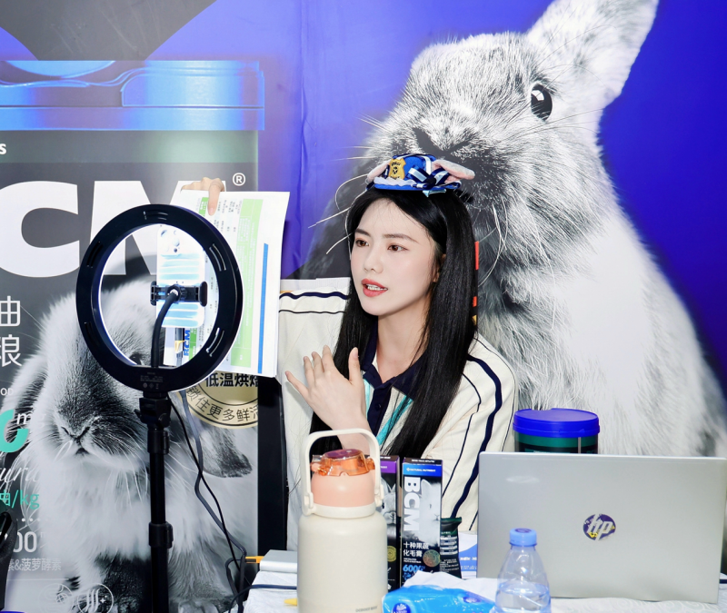 *主播小姐姐在线科普养兔小知识