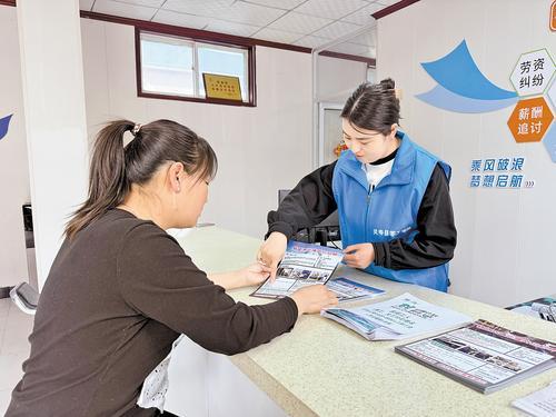 3月17日，石家庄市灵寿县零工市场内，工作人员正在向求职者推荐岗位。 本报见习记者 侯淼摄