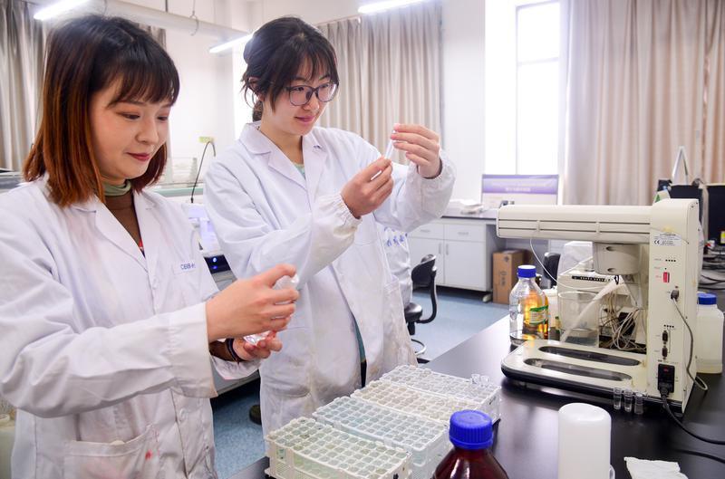 在西北农林科技大学资源环境学院实验室里，科研人员正忙着对秦岭北麓采集的土壤样本进行检测。