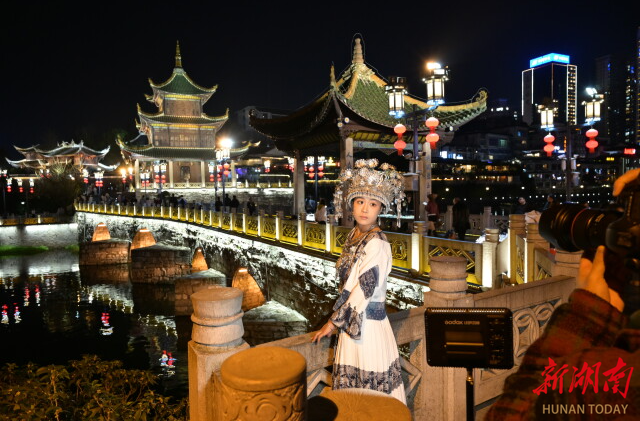 夜色中的甲秀楼。