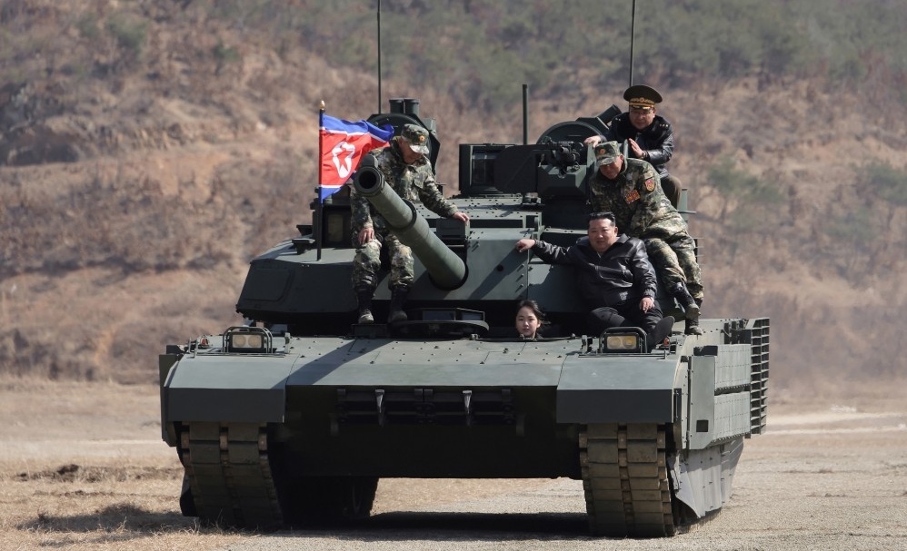 金正恩携女视察坦克兵部队
