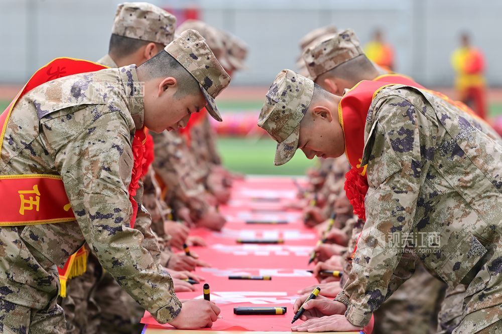 2026年3月15日，江西省宜春市万载县举行2026年上半年新兵入伍欢送仪式，新兵在签名。