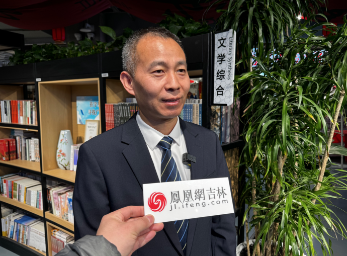 吉林省书刊发行业协会会长、吉林省新华书店集团有限责任公司党委书记、董事长时磊章介绍情况。