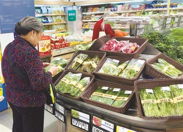 市民在超市选购时令春菜