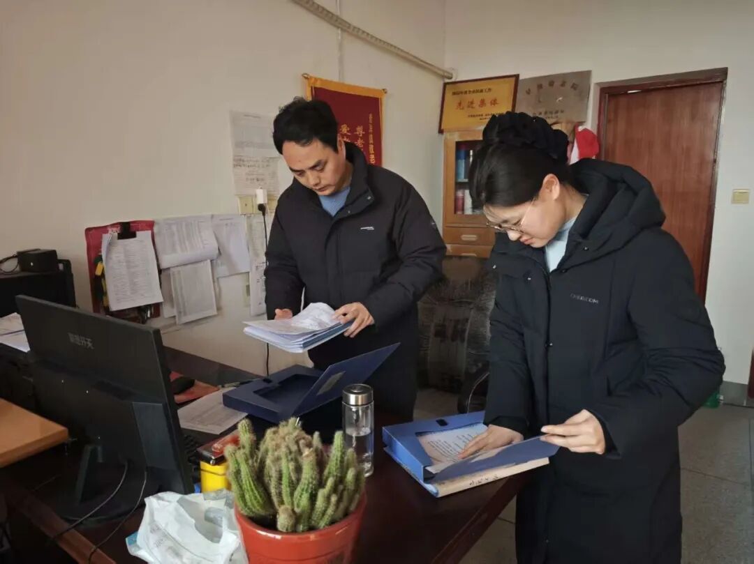 图为镇纪委工作人员在敬老院查阅安全管理相关台账