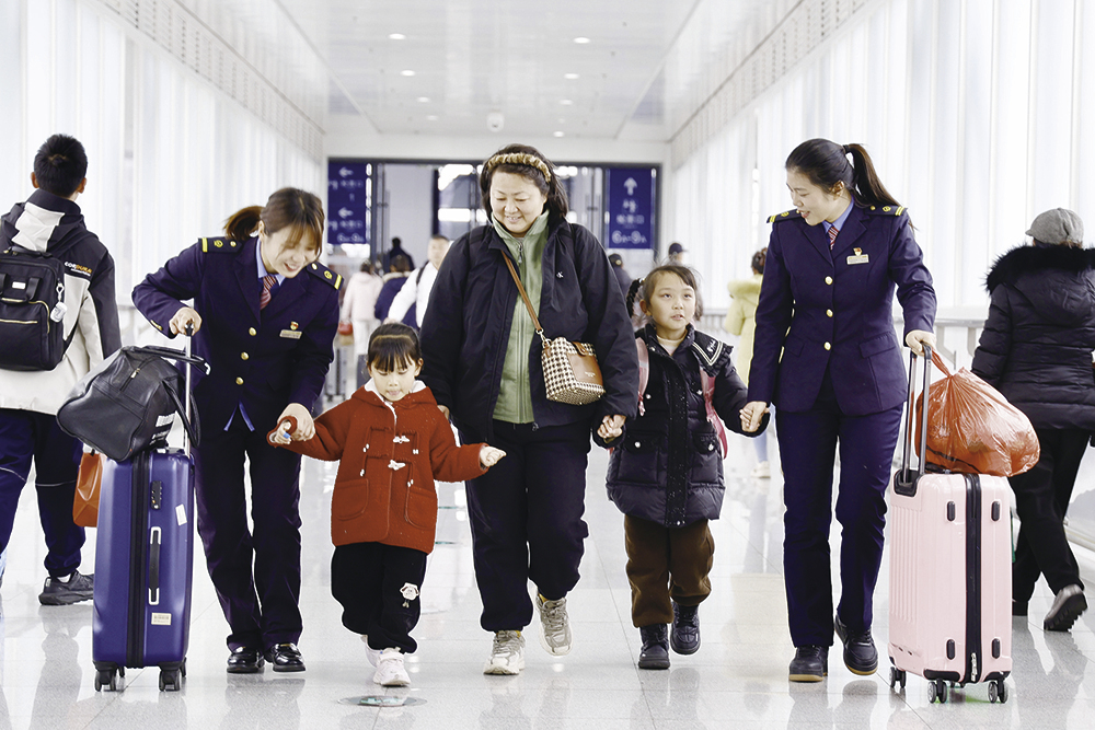 ▲上饶车务段景德镇北站工作人员引导旅客换乘。陆佳骏 图