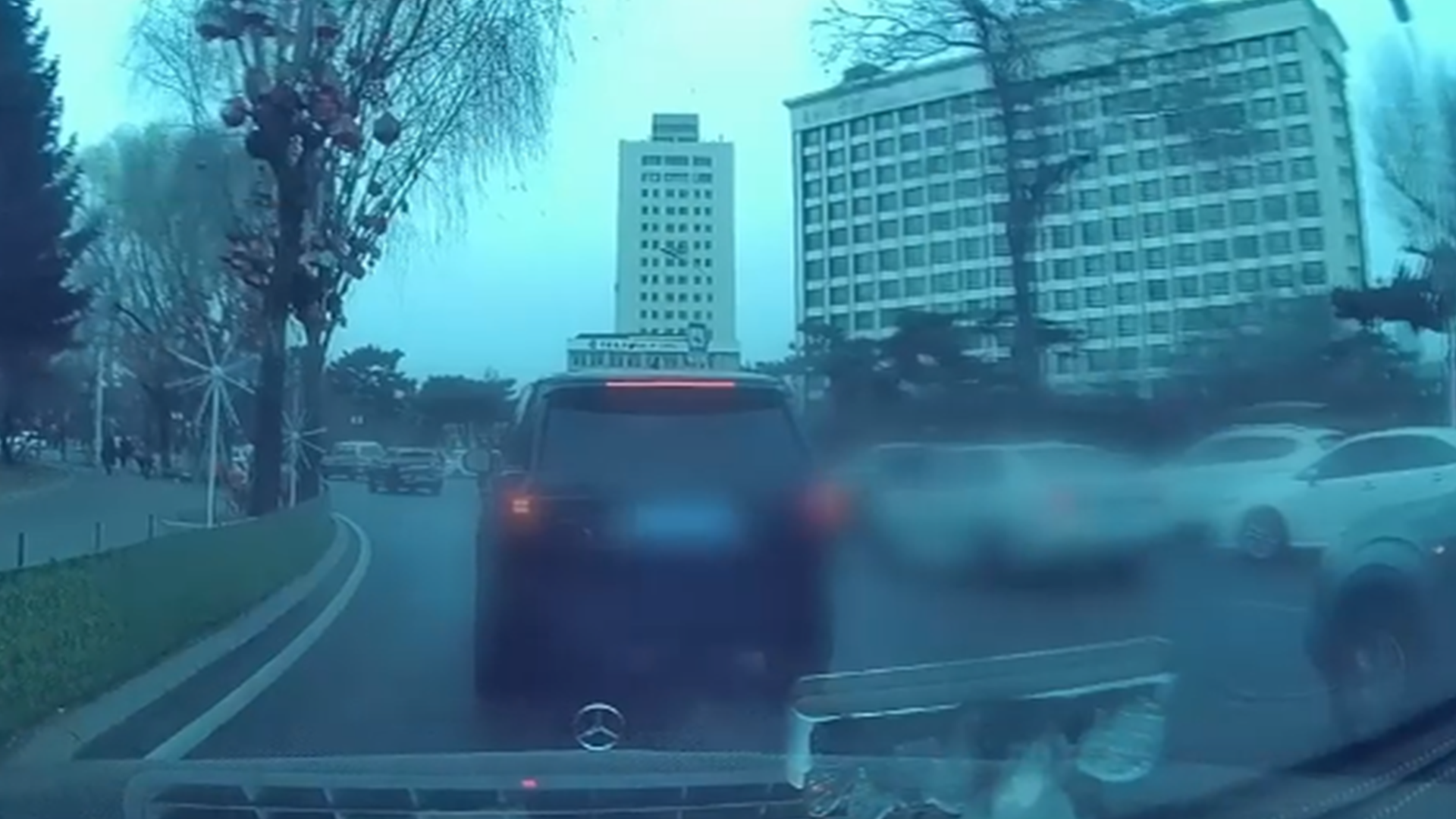 1分钟内遭路虎别停8次后追尾，从“不予立案”到“刑事强制措施”，警方认定几经波折，最新进展：路虎车主被采取刑事强制措施