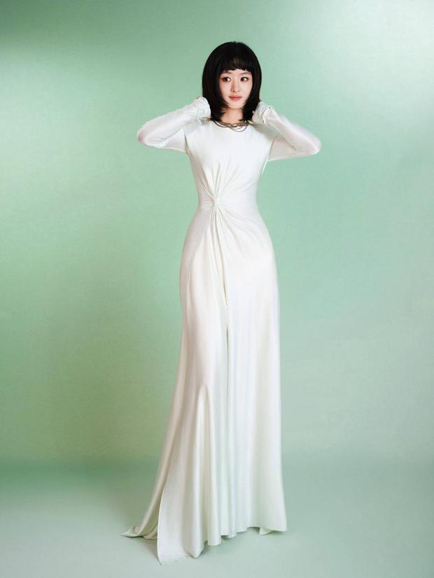 赵丽颖身姿曼妙,曲线迷人。