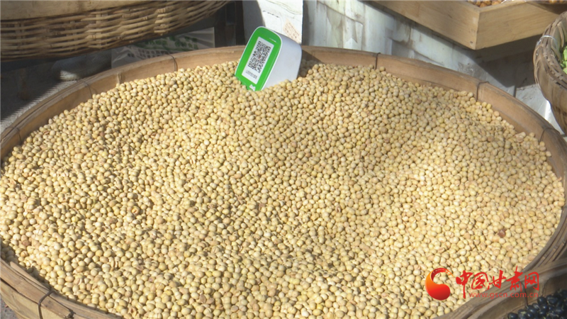 嚼炒熟的豆子寓意“咬虫”，祈求免除虫害、五谷丰登。