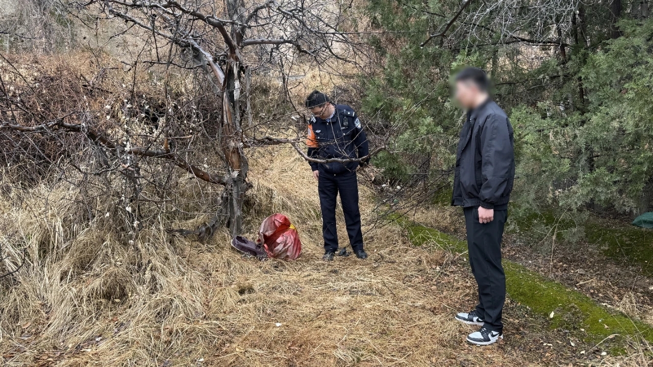 警方找到草地中的灯笼