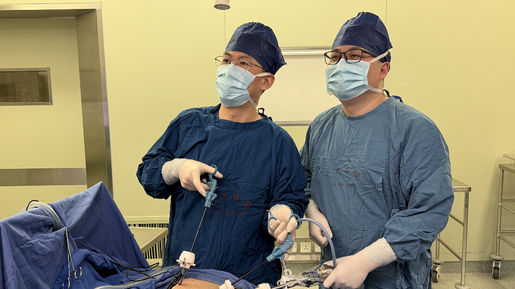 余泽前副主任医师（左）、王立山主治医师为患者手术