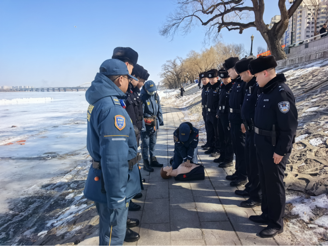 应急管理部门工作人员教授民警急救要领