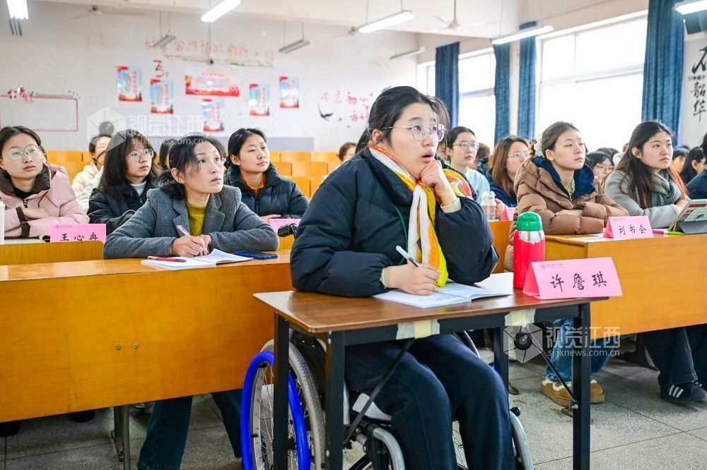 3月13日，在安徽师范大学田家炳教学楼101教室，许詹琪正在认真听课，母亲占群燕坐在她的身后，专心给她做笔记。目前，“妈妈笔记”已累积了30余本。