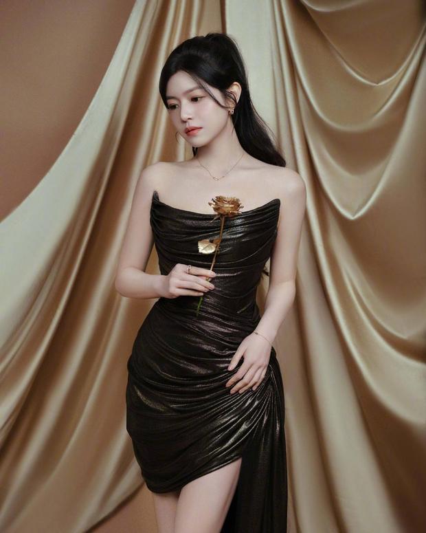 陈妍希身姿曼妙，曲线迷人。