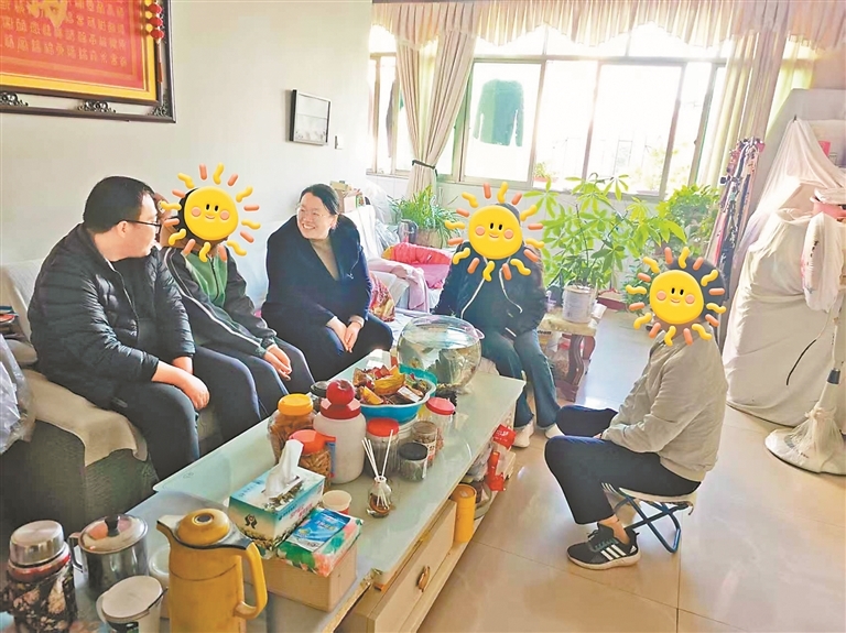 赣州市儿童福利院工作人员评估福妹收养家庭。图片由受访对象提供