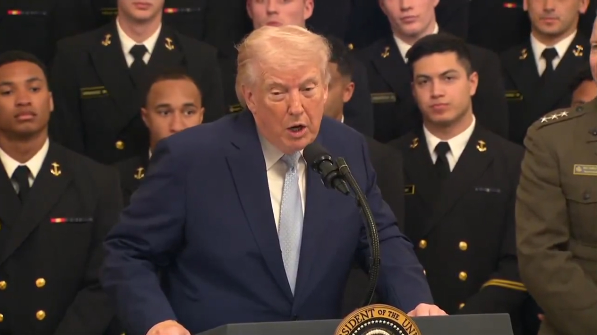 “特朗普的健康遥遥领先！”特朗普炫耀医生认证自己身体好：如果不吃垃圾食品，能活200岁