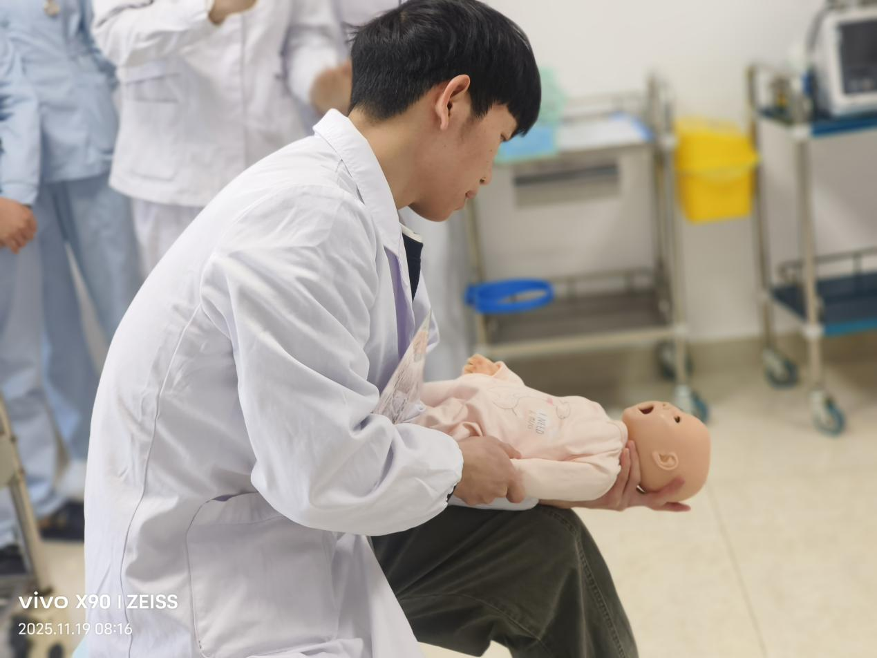 荣获省级技能竞赛个人特等奖的选手在平时训练中的专注瞬间