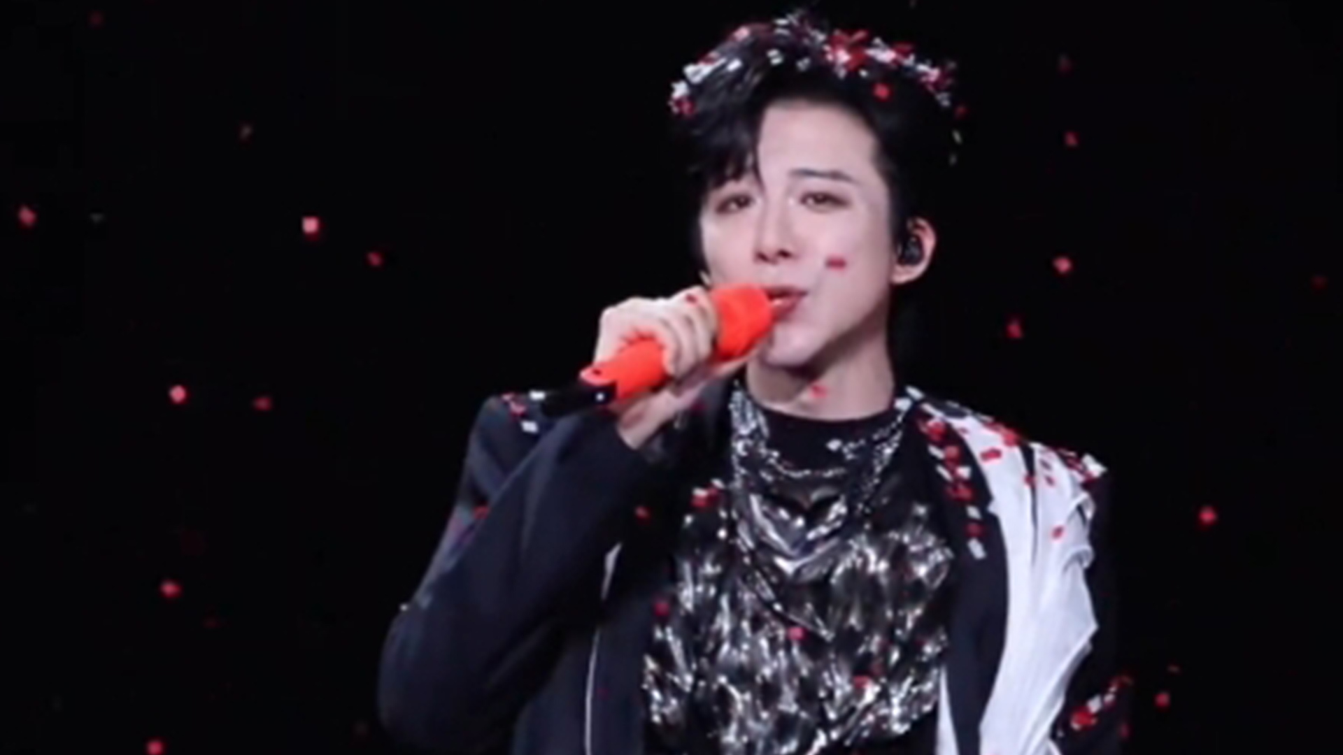 “翻山越岭寻一个…呸”刘宇宁：好不容易整点氛围感的东西，结果全炫嘴里了