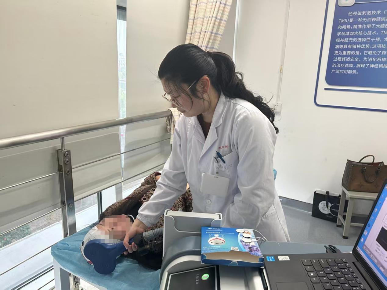 正在接受经颅磁刺激治疗的患者