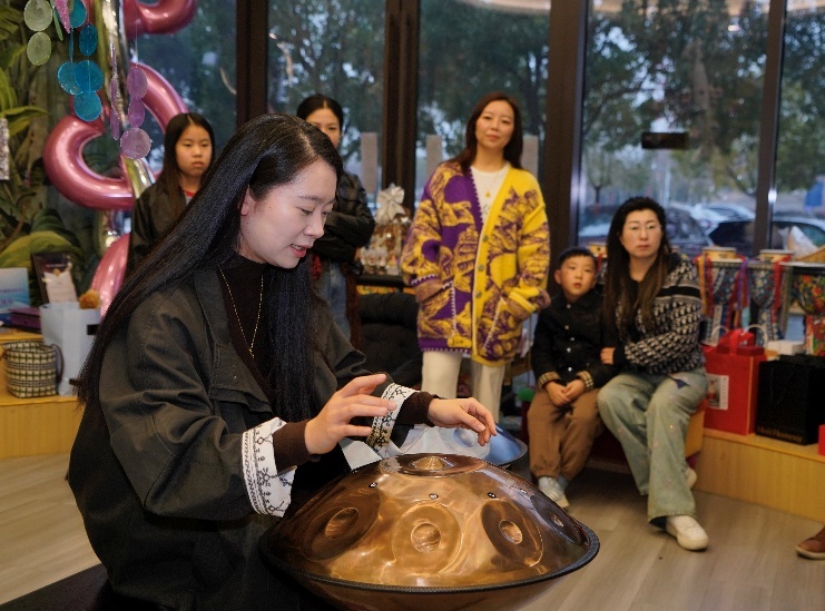 萨莎公学创始人沙正君弹奏手碟