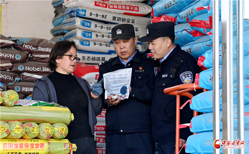 图为红古分局花庄派出所民辅警检查辖区农资销售网点