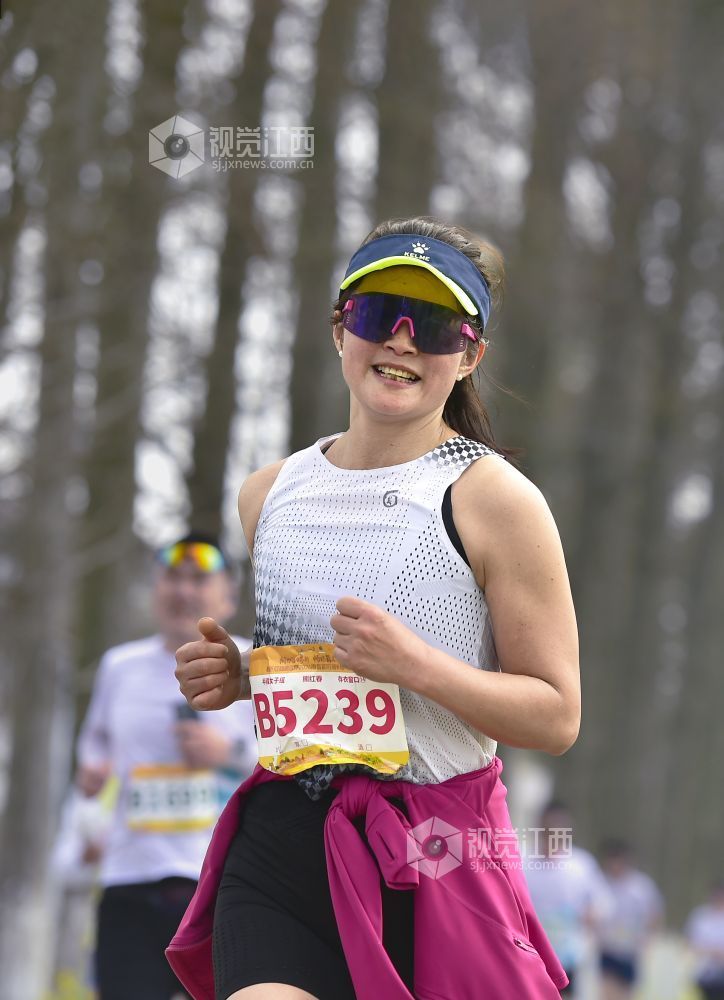 2026年3月15日，南昌半程马拉松，参赛选手自信奔跑，尽显昂扬运动风采。