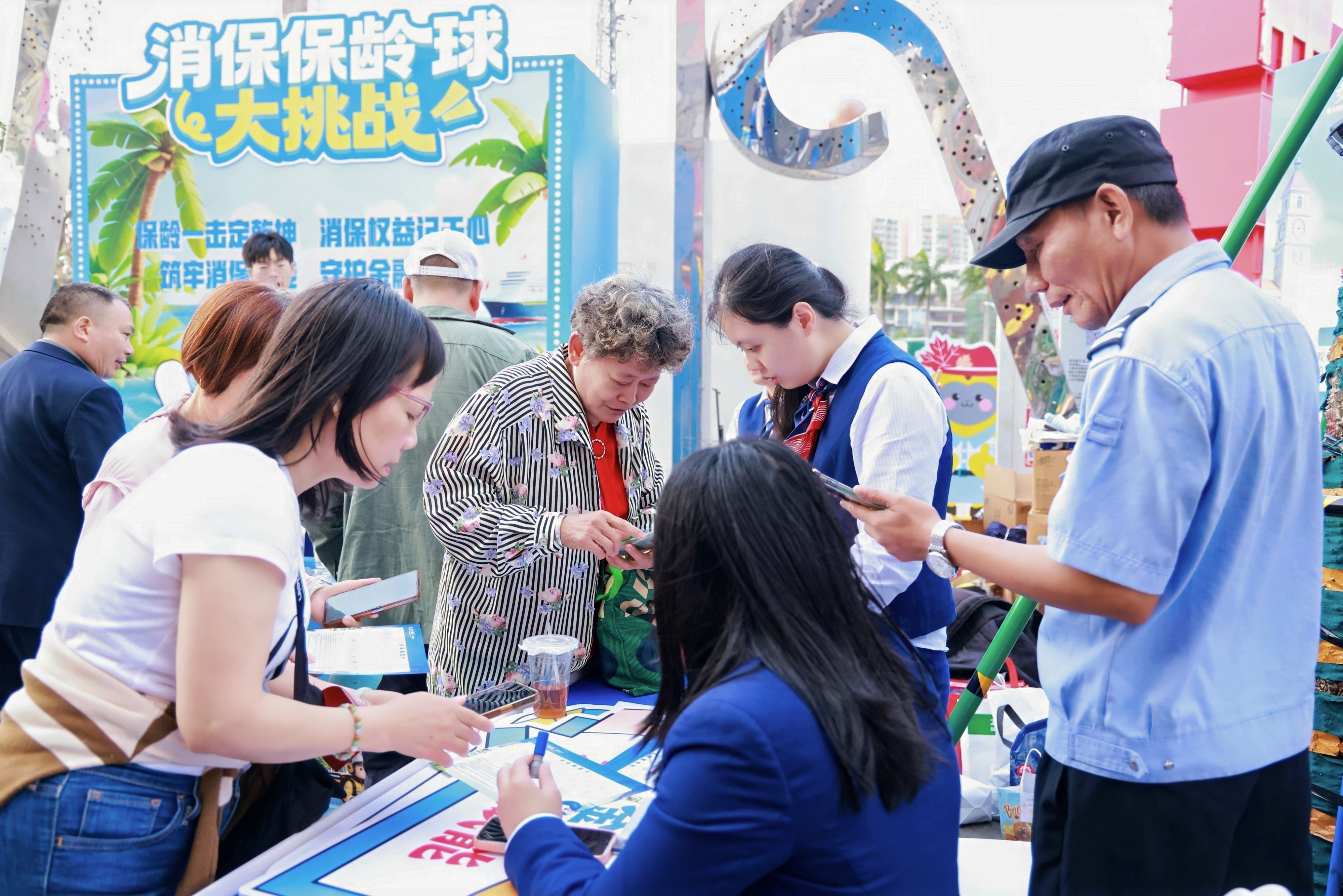 “金融+文旅+消费”深度融合 交通银行海南省分行“3・15”金融消保宣传走进海口骑楼老街