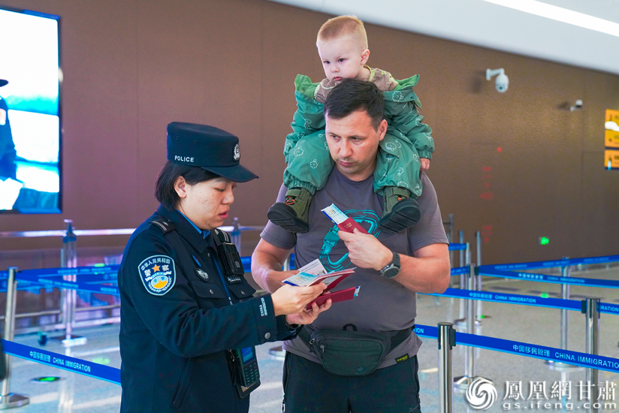 兰州边检站民警为外国游客答疑解惑