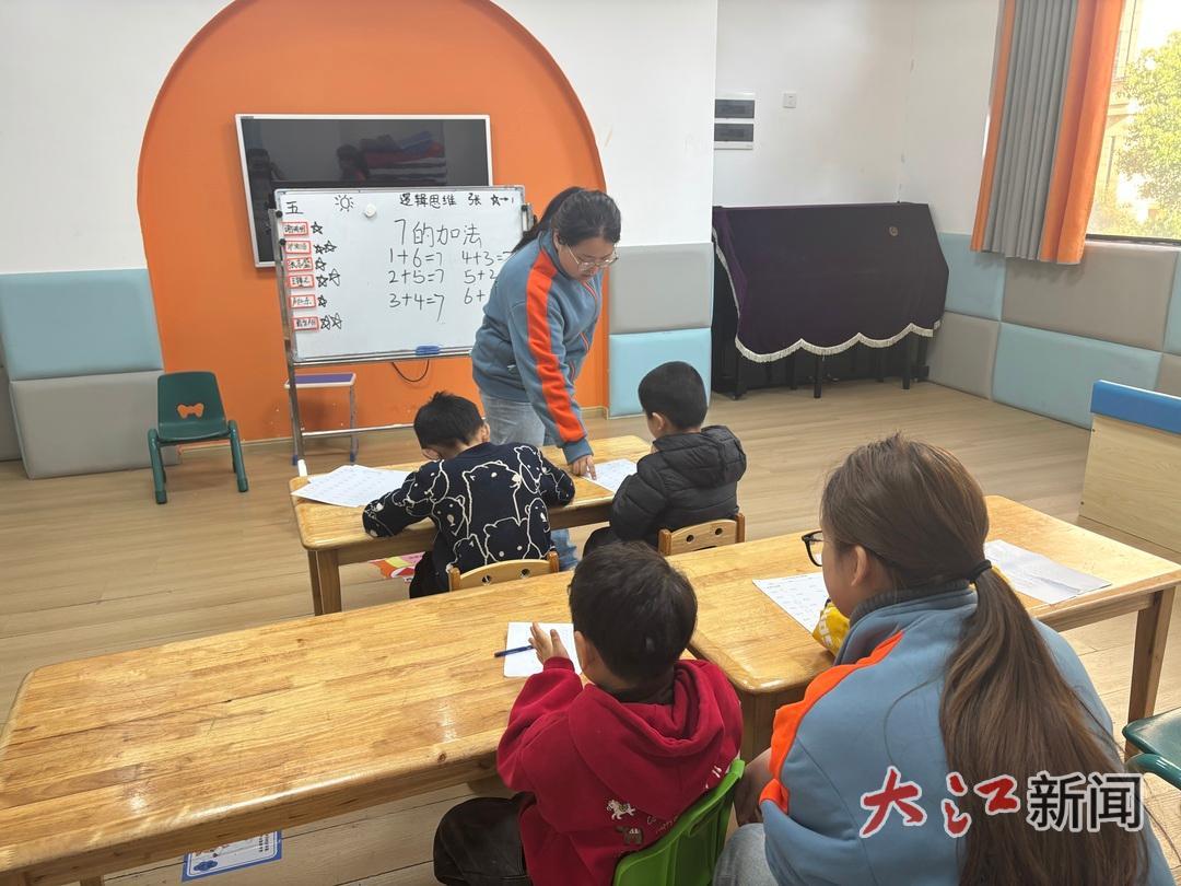 南昌市西湖区现代儿童教育康复中心，孩子们进行逻辑思维练习