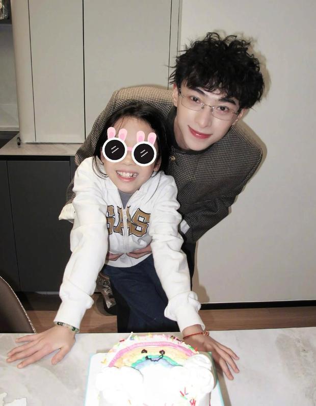 恩利抱着妹妹。