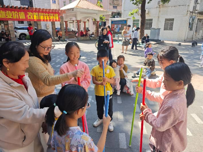 孩子们正在排队玩运球过障碍物项目