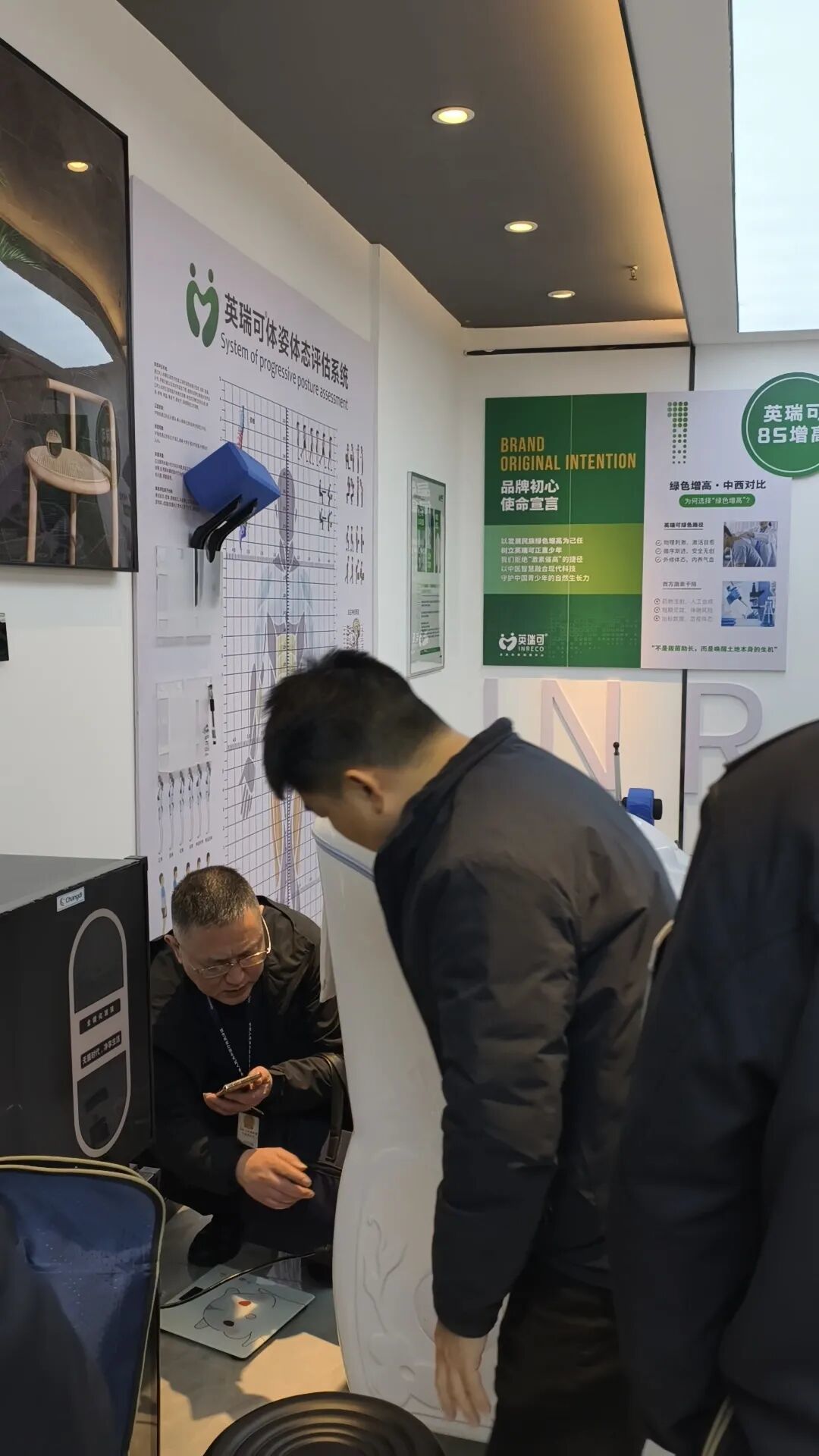 执法人员现场查看设备