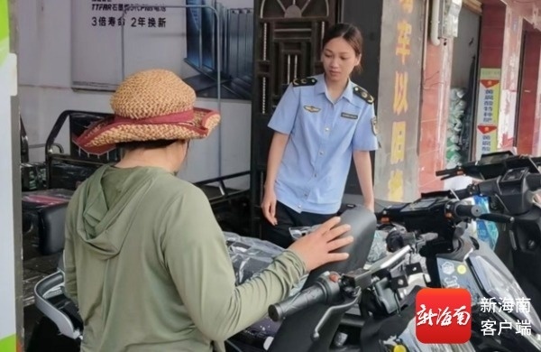 执法人员检查电动自行车是否存在违法改装等行为。海南省市场监管局供图