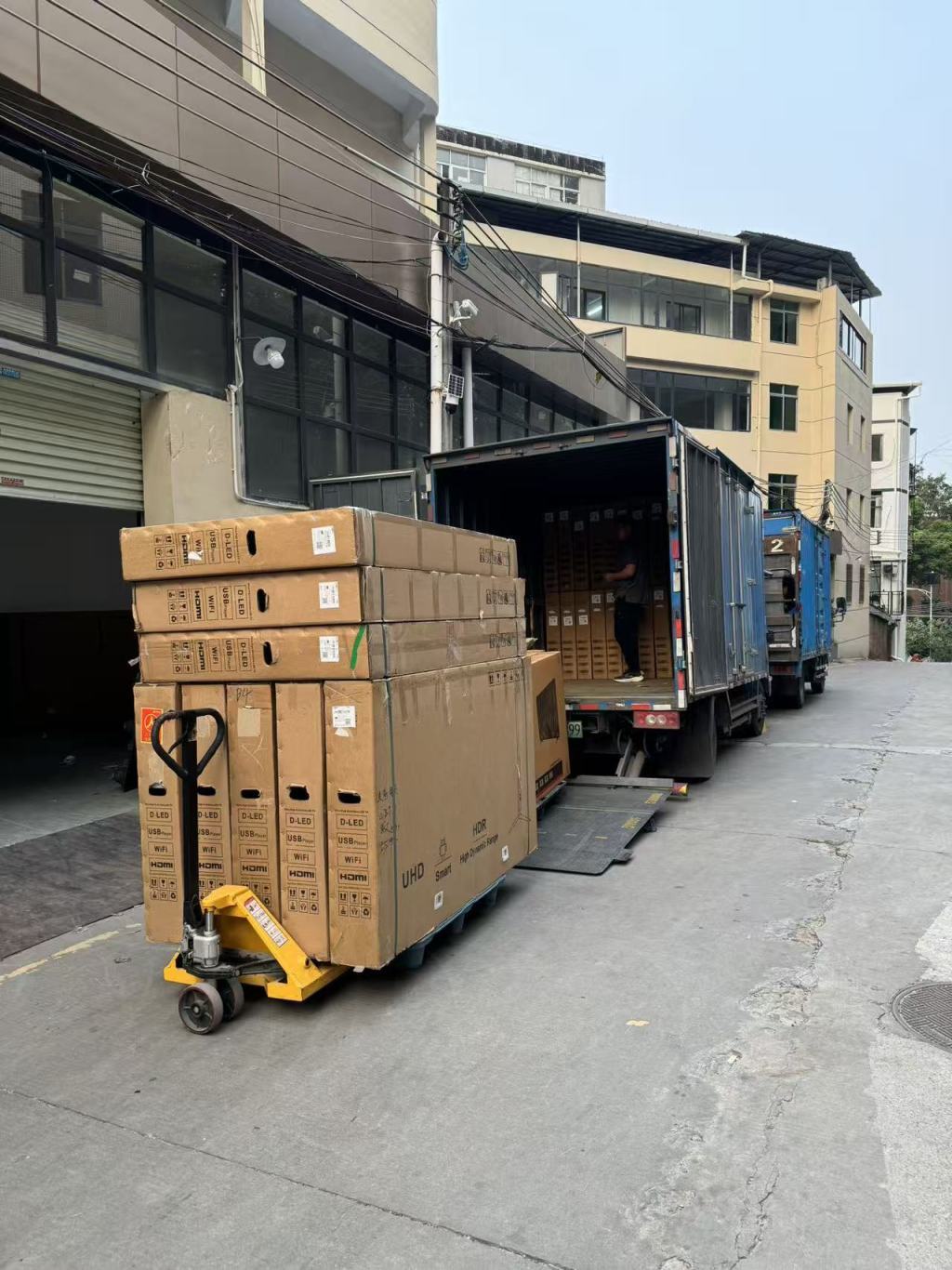 准备发往全国各地的电视机。澎湃新闻记者 王鑫 图