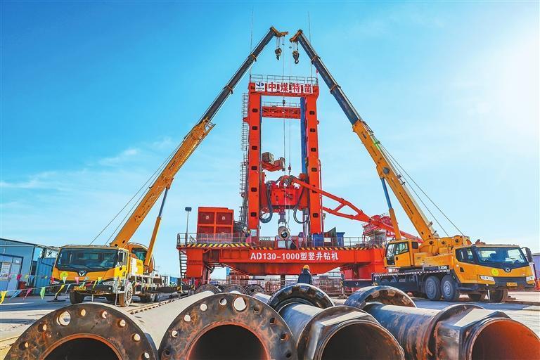 张掖青阳煤矿项目施工现场，工人们开展钻井钻探作业。