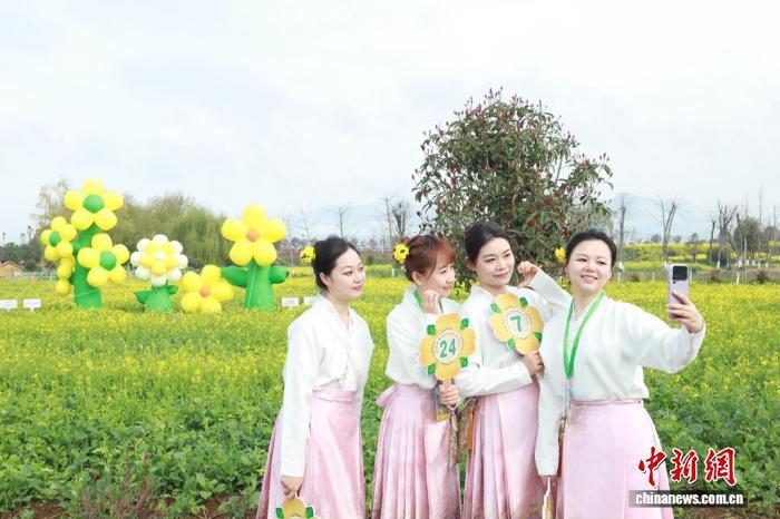图为陕西汉中油菜花盛放，民众拍照留念。　李一璠 摄