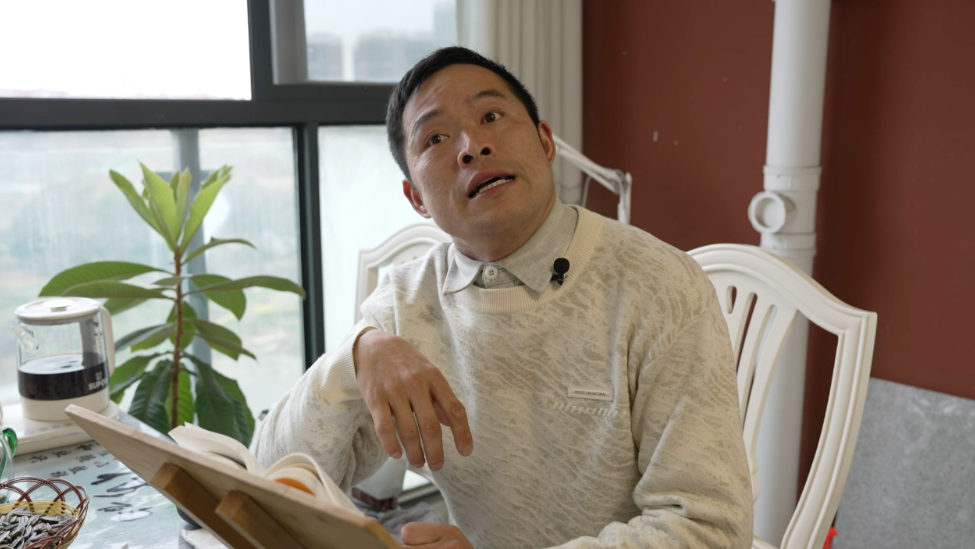 他自幼残疾，靠送外卖月入千元养活自己，“我在史铁生、刘禹锡身上找到了不服输的劲”