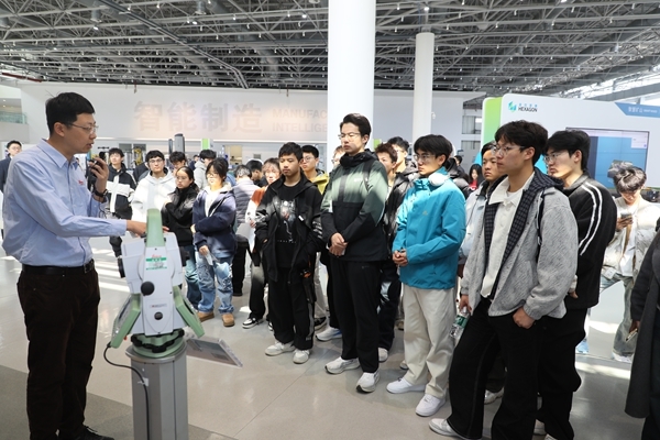 与会代表分组参观海克斯康红岛智慧产业园