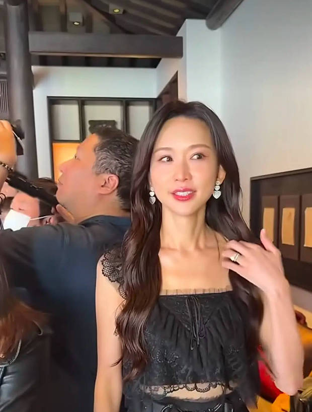 林志玲撩发微笑。