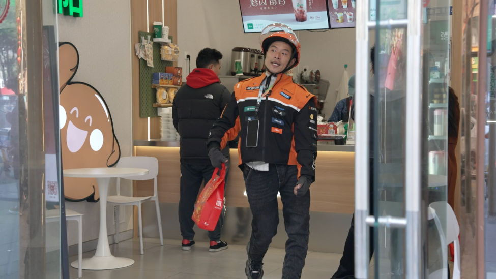 凤凰网《旅途》｜自幼残疾、寄人篱下，他靠送外卖活出尊严