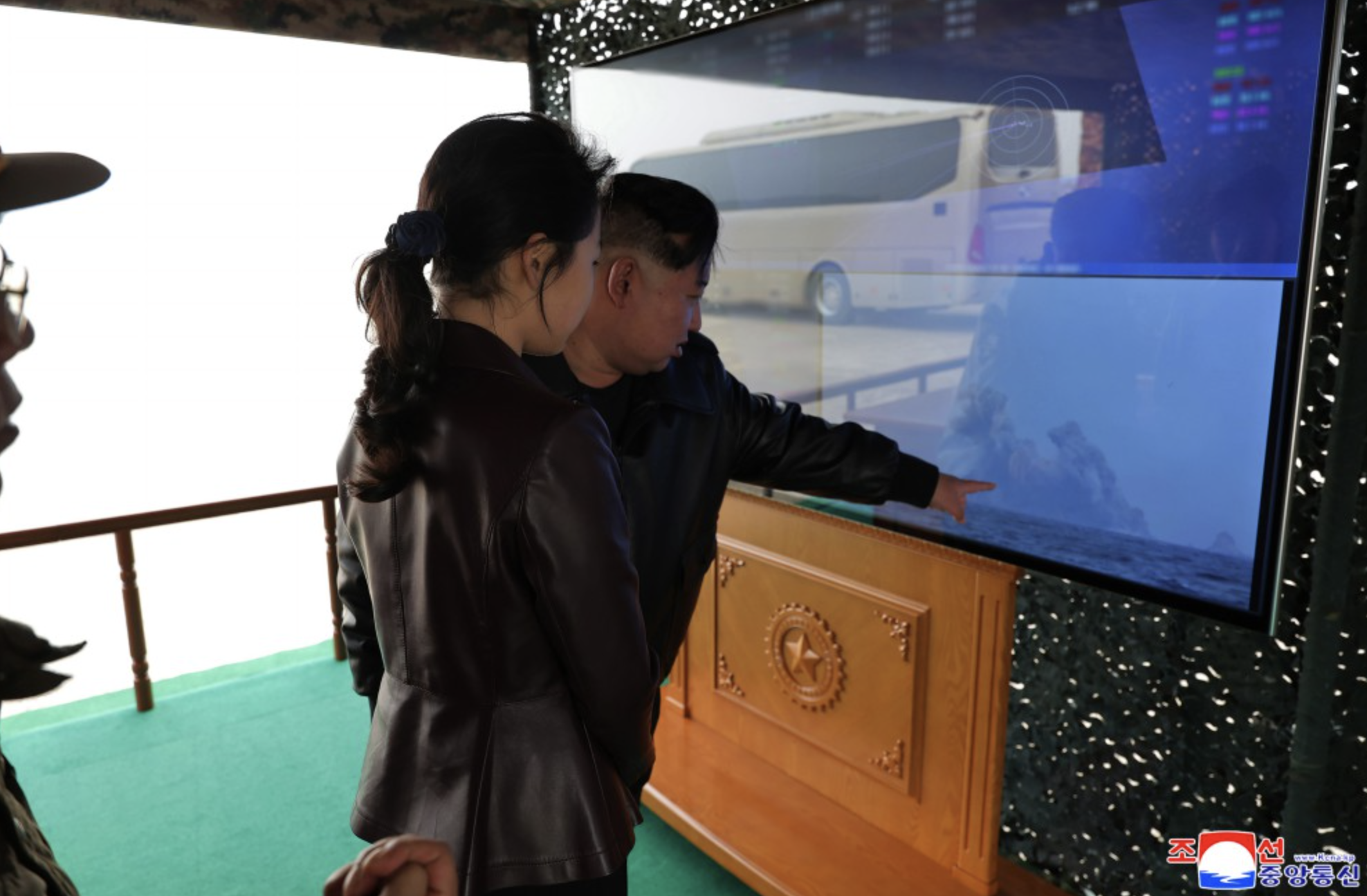 朝鲜远程炮兵部队火力打击训练,金正恩携女现场观摩