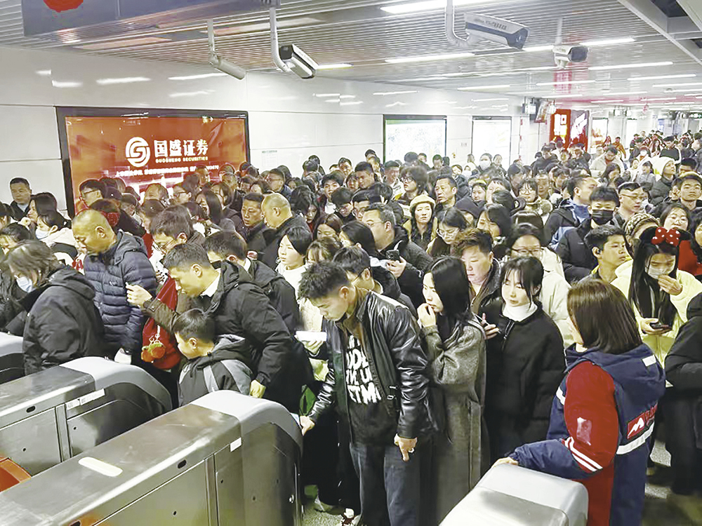 ▲南昌地铁站内客流密集。