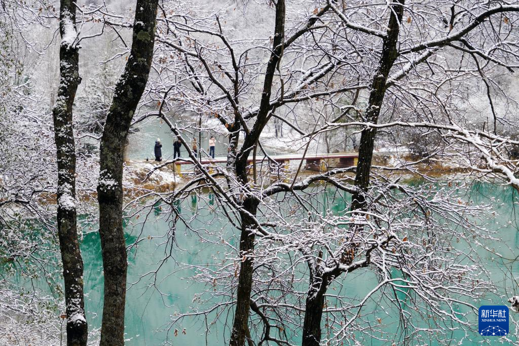 3月18日，游客在官鹅沟景区欣赏雪景。