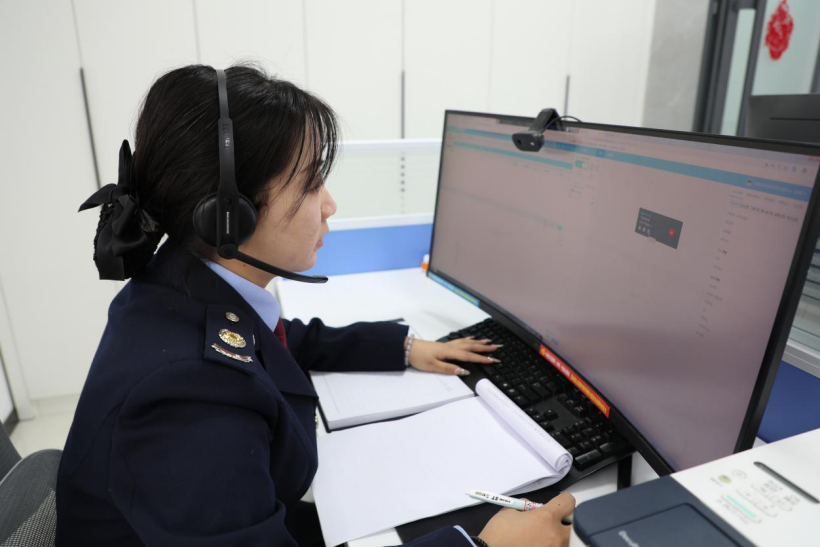 图为12366坐席人员线上解答纳税人涉税问题