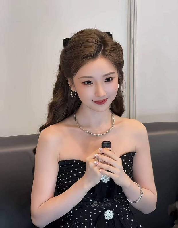 搜狐娱乐讯 近日，毛晓彤一组活动图曝光。她穿波点抹胸裙，配黑色蝴蝶结，尽显甜美灵动。