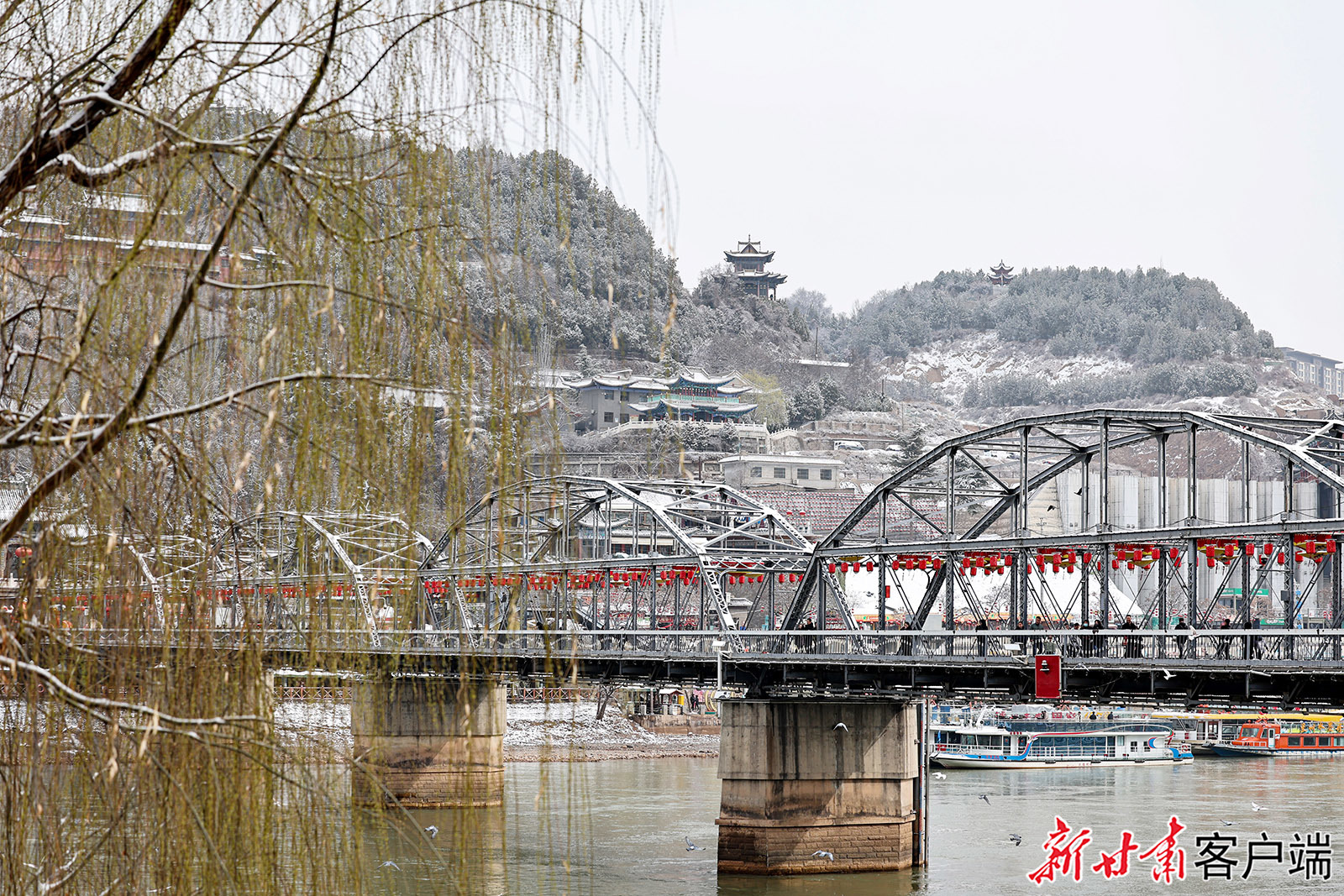 3月14日，兰州市迎来春雪，市民与游客漫步黄河岸边赏雪、拍照留影，尽享春日里的诗意与乐趣。新甘肃&middot;甘肃日报通讯员　侯崇慧
