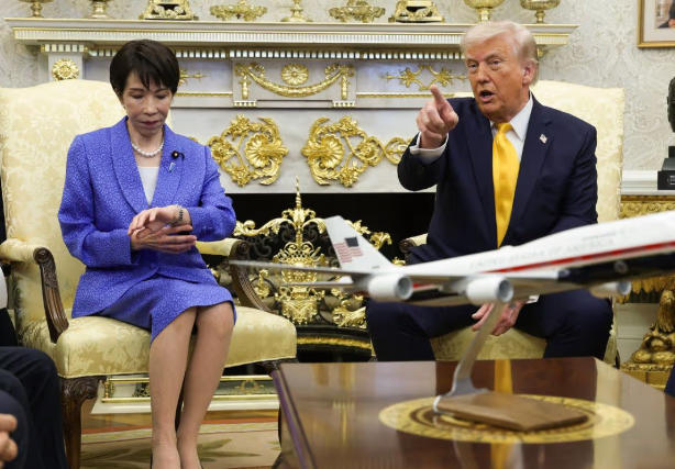 高市早苗记者会上往往看腕表,听到特朗普提珍珠港“笑颜隐没,眉头微扬”