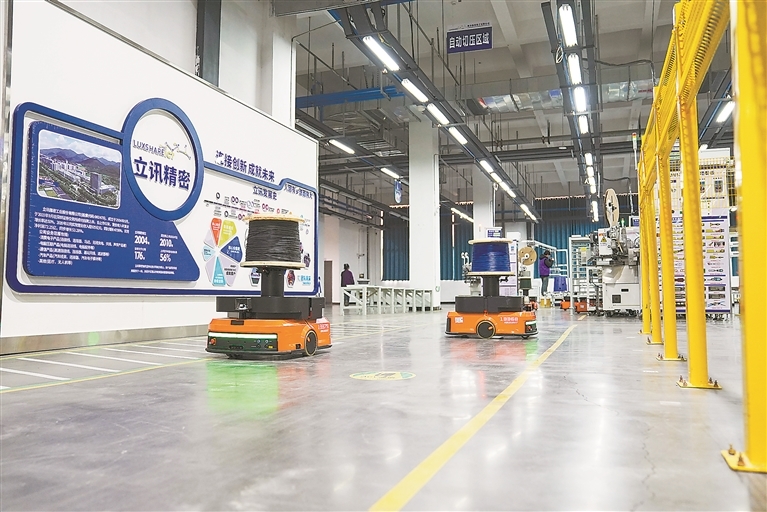 协讯电子生产车间，自动导向车载着物料灵活穿梭。本报全媒体记者 邹宇波摄